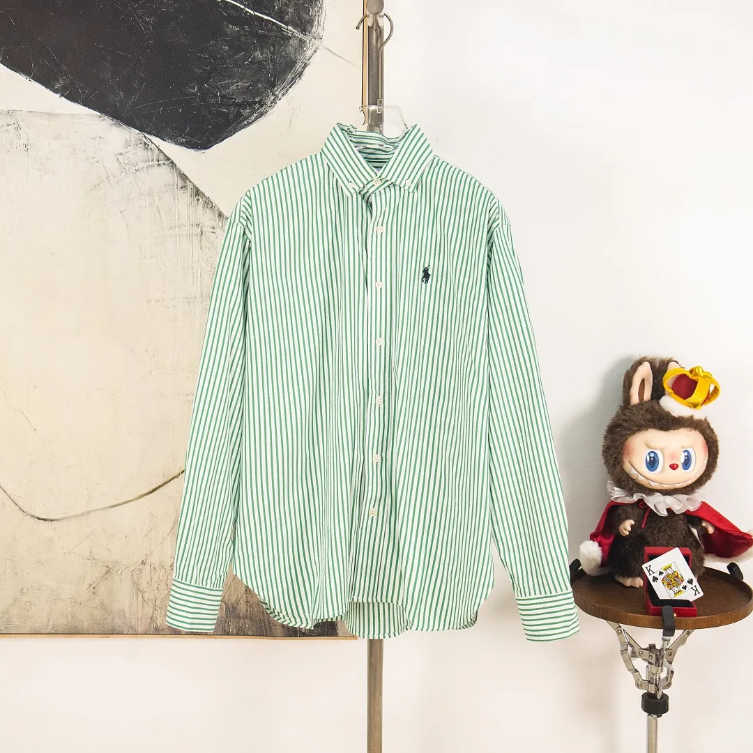 P290 zp version [Exclusive supply] Ralph Lauren/Ralph Lauren 2025SS new old-money style cotton poplin large and small striped long-sleeved casual shirt, 100% restored workmanship, embedded seams and clean edges, curved triangular bifurcation ✅100% cotton poplin, smooth feel, pre-car wash treatment, tighter yarn ✅Custom-dyed original pearlescent white bottom buttons, large and small partitions, vertical eyelets✅Special shaped chiffon foil included in the collar door tube Not easy to deform and pull ✅ RL three-color large and small vertical striped shirt. Extraordinary isometric. Cleverly matched stripes. Multiple wear to inspire self-expression. Relaxed layering to play with the look of the four seasons. Color: Red, Blue, Green Size: S M L XL Number: WW10964